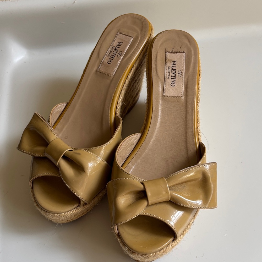 Valentino Garavani Patent Leather Bow Wedge Mules in Mustard Tan